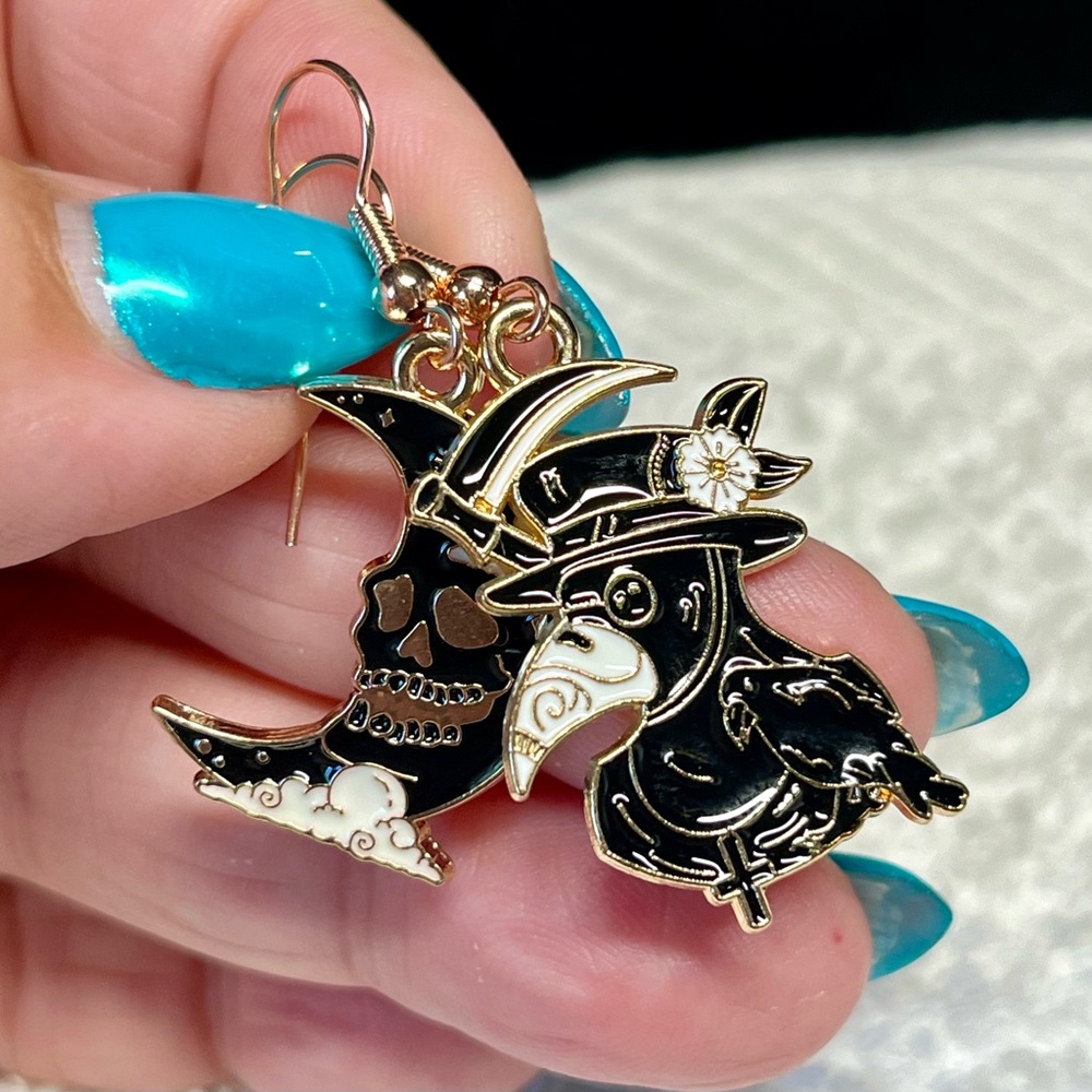 2/22 🐦‍⬛moon grim reaper enamel -goth fashion/spooky/halloween